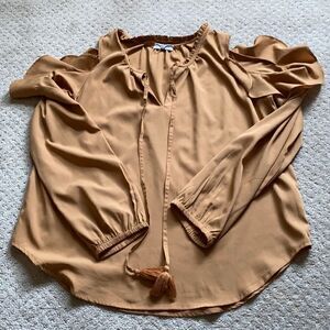 Kensie cold shoulder top. Size Medium. Good condition